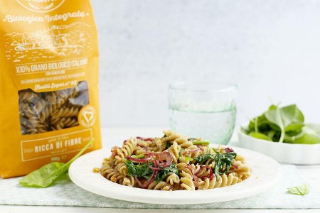 Fusilli con spinacini, cipolle caramellate e briciole di pane