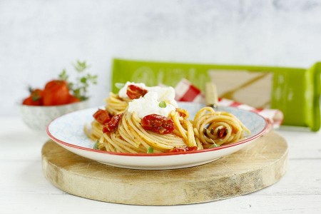 Spaghetti con pomodorini confit, burrata e maggiorana