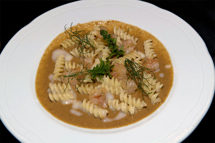 Fusilli all’acqua di cozze con tartare di gambero al lime