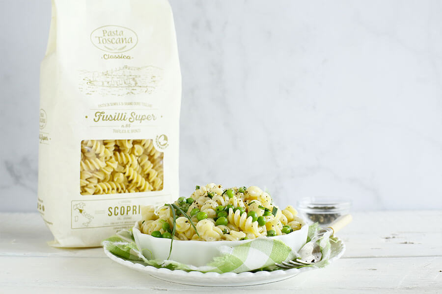 Fusilli with cream of pecorino cheese, peas and pepper