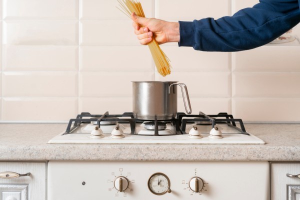 Cuocere la pasta a fuoco spento: i segreti della cottura passiva