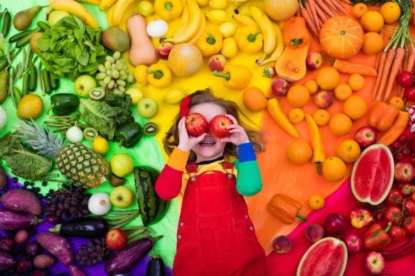 Mangiare a colori: come coinvolgere i bambini a tavola