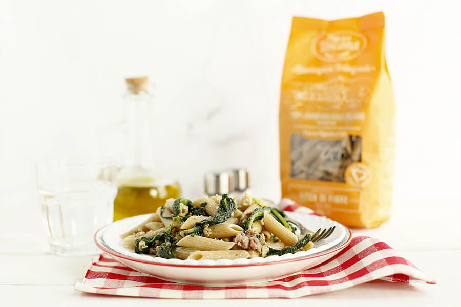 Penne rigate con cavolo nero e salsiccia