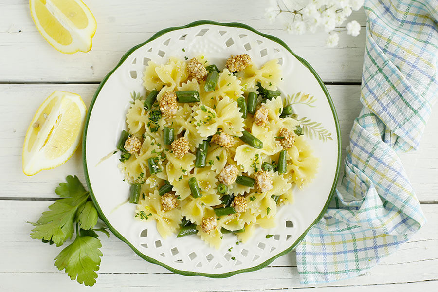 Farfalle with green beans and diced swordfish with sesame 