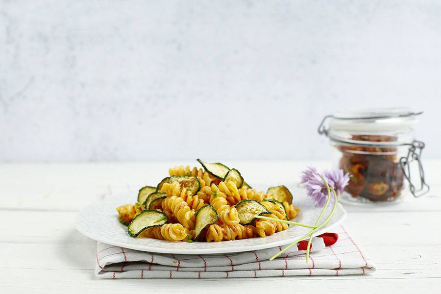 Fusilli with dried tomato pesto and zucchini chips 