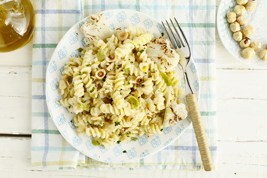 Fusilli con crema di cavolfiore e nocciole