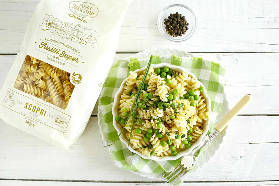 Fusilli with cream of pecorino cheese, peas and pepper