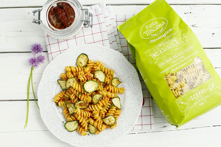 Fusilli with dried tomato pesto and zucchini chips 