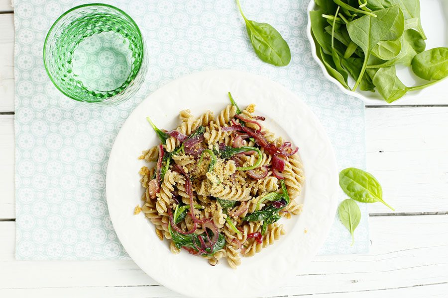 Fusilli con spinacini, cipolle caramellate e briciole di pane