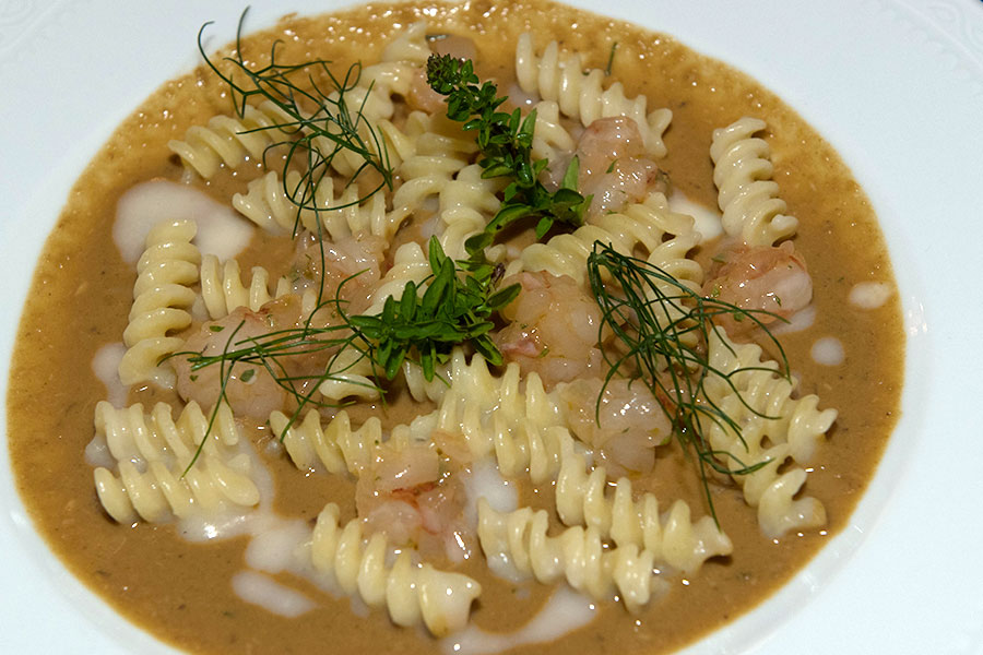 Fusilli with mussels broth and shrimp tartare with lime