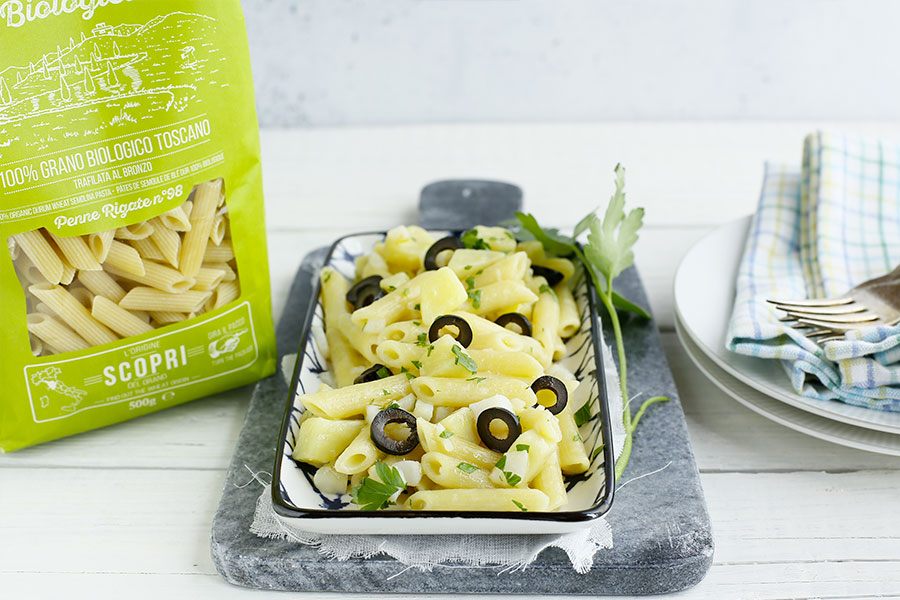 Penne rigate con baccalà, patate e olive nere