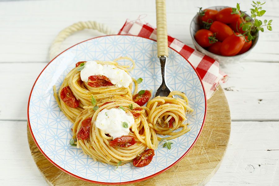 Spaghetti con pomodorini confit, burrata e maggiorana