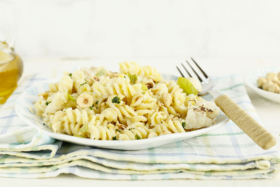 Fusilli con crema di cavolfiore e nocciole