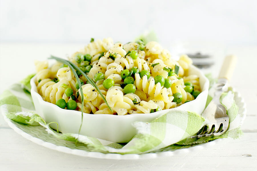 Fusilli con crema al pecorino, piselli e pepe