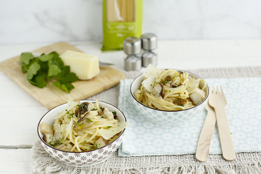 Spaghetti con funghi porcini e pecorino