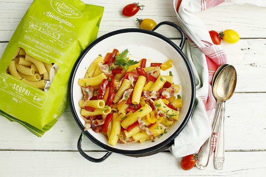 Tortiglioni con peperoni e pancetta