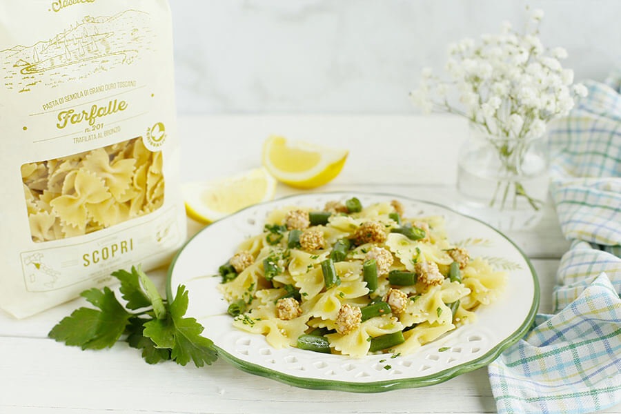 Farfalle con fagiolini e cubetti di pesce spada al sesamo