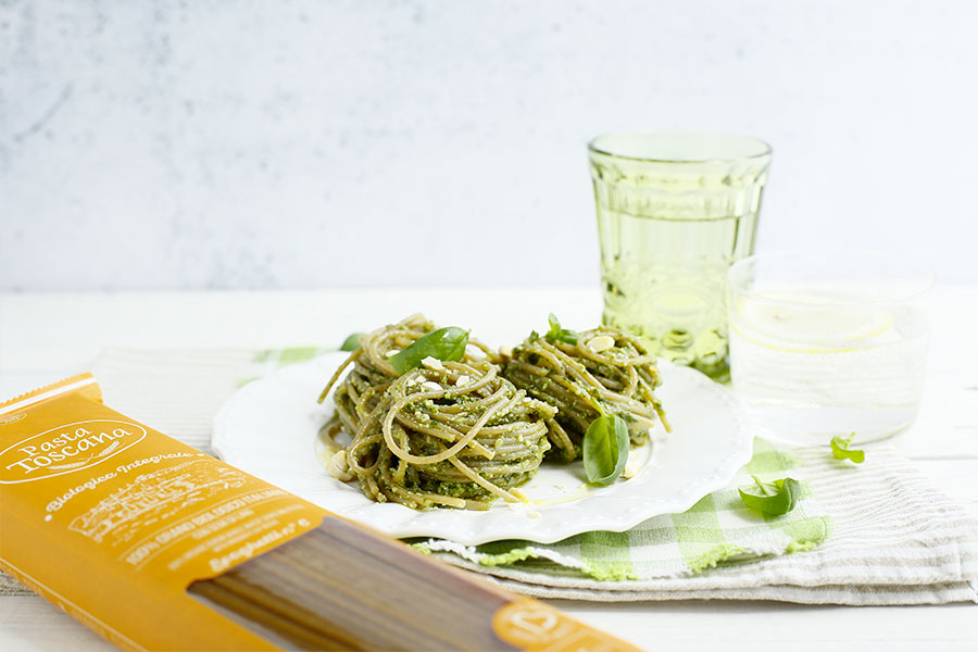 Spaghetti with cashew nuts and basil pesto 