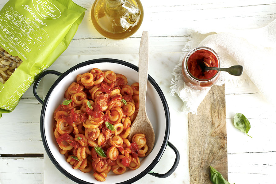 Dischi al fumo con pomodoro e pancetta