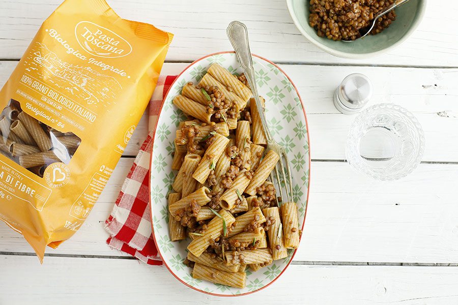 Tortiglioni con ragù di lenticchie e salsiccia