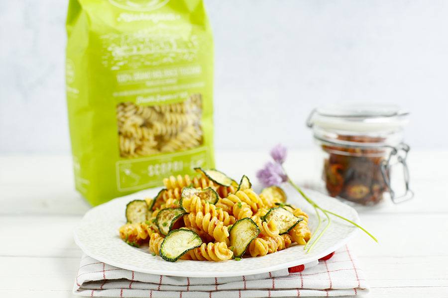 Fusilli with dried tomato pesto and zucchini chips 