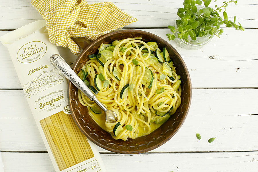 Spaghetti with zucchini carbonara