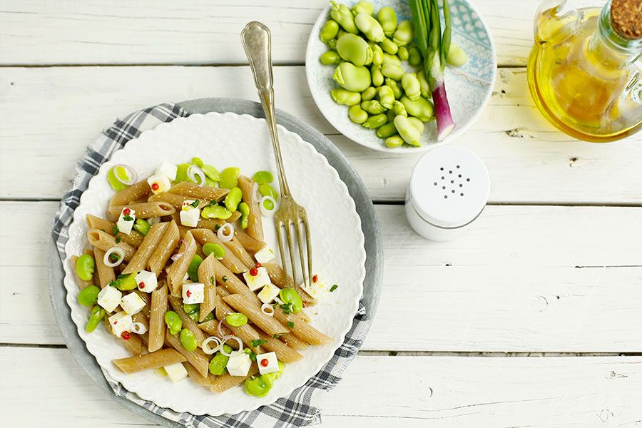 Penne rigate con fave e feta marinata