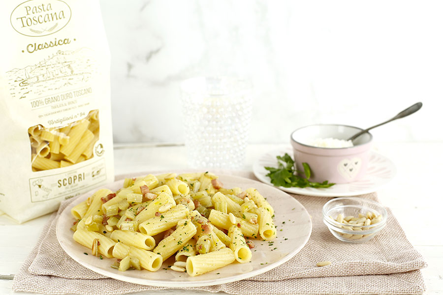 Tortiglioni con cardi, pancetta e pinoli 