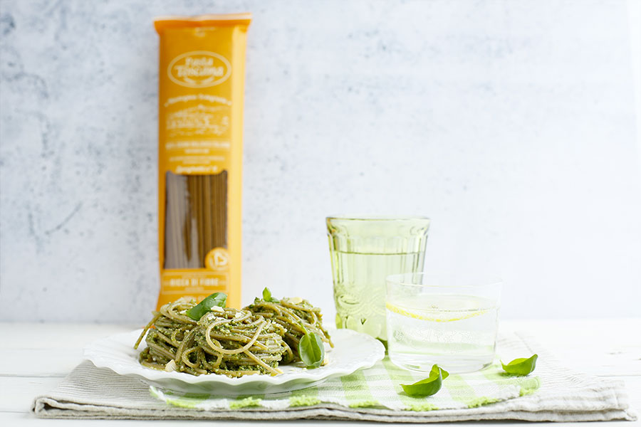 Spaghetti con pesto di anacardi e basilico