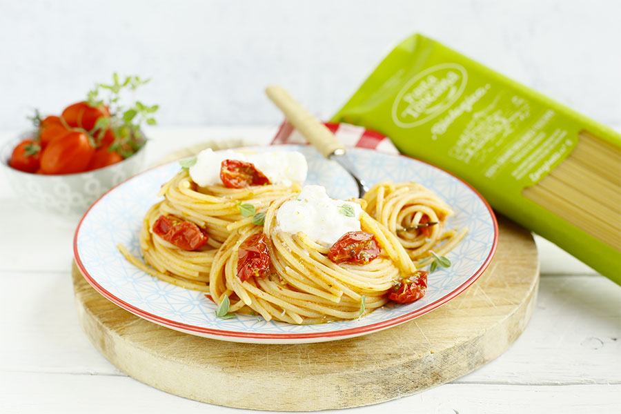 Spaghetti con pomodorini confit, burrata e maggiorana