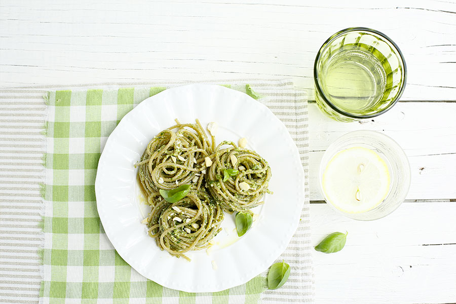 Spaghetti con pesto di anacardi e basilico