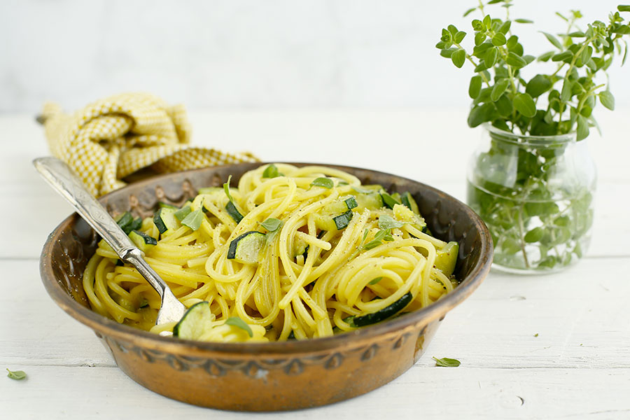 Spaghetti with zucchini carbonara