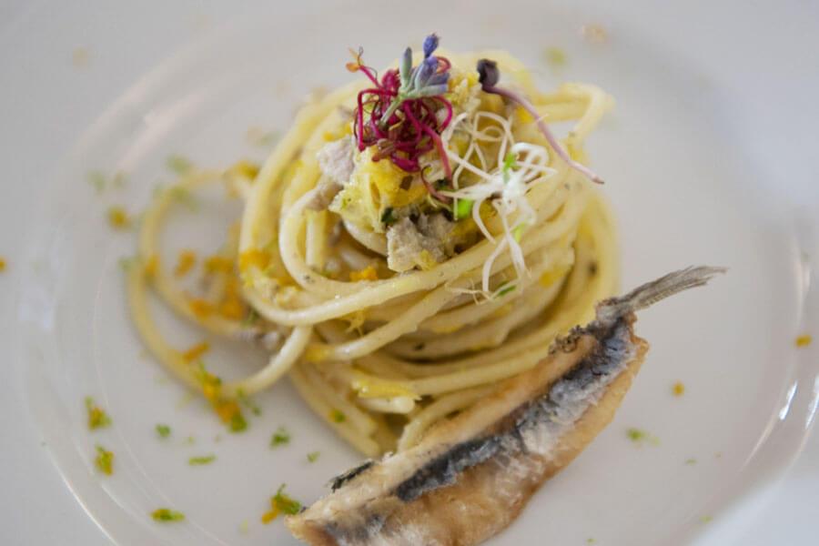 Spaghetti con alici del Mediterraneo e profumi d’agrumi